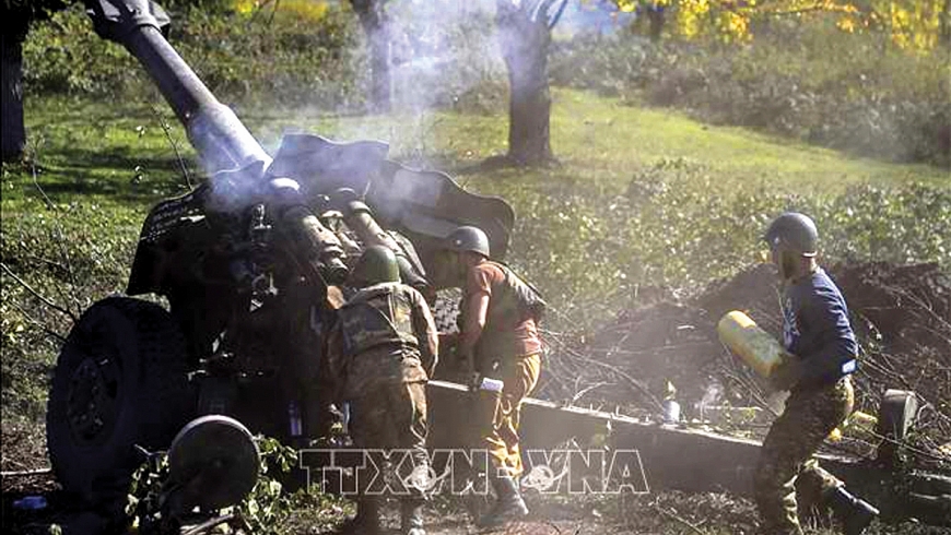 Binh sĩ Armenia nã pháo về phía lực lượng Azerbaijan ở khu vực tranh chấp Nagorny-Karabakh ngày 25/10/2020