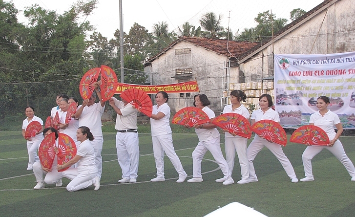 Tiết mục của CLB Dưỡng sinh xã Hòa Thành tại buổi giao lưu