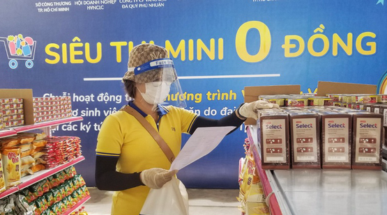 Chương trình siêu thị ) đồng hỗ trợ người lao động cao tuổi khó khăn trong đợt dịch Covid-19. 