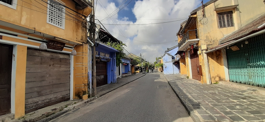 Nhiều quầy hàng, cửa hiệu trên đường Trần Phú trong khu phố cổ cửa còn im ỉm đóng (chụp sáng 07/11)