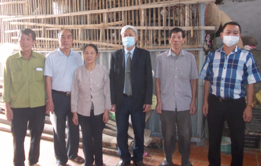 Chủ tịch Hội NCT xã Vĩnh Thịnh cùng Ban Chủ nhiệm CLBLTHTGN thôn Môn Trì đến thăm và động viên bà Nguyễn Thị Binh. 