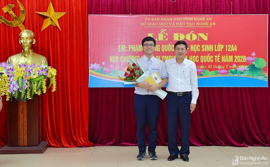Giám đốc Sở Giáo dục và đào tạo Nghệ An ông Thái Văn Thành tặng hoa chúc mừng học sinh giành Huy chương vàng Olimpic hóa học quốc tế