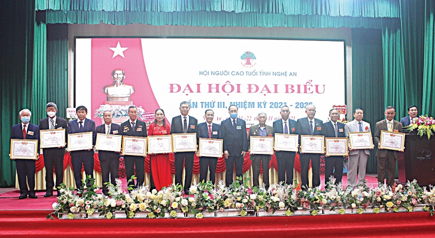 Phó Chủ tịch Hội NCT Việt Nam Nguyễn Hòa Bình trao Bằng khen Trung ương Hội cho các tập thể, cá nhân xuất sắc.       Ảnh Lê Thành