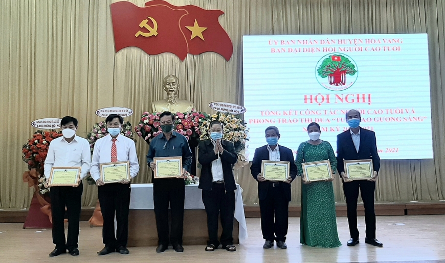 Ông Nguyễn Văn Tánh, Phó trưởng BĐD thành phố trao tặng Giấy khen cho các cá nhân và đại diện tập thể