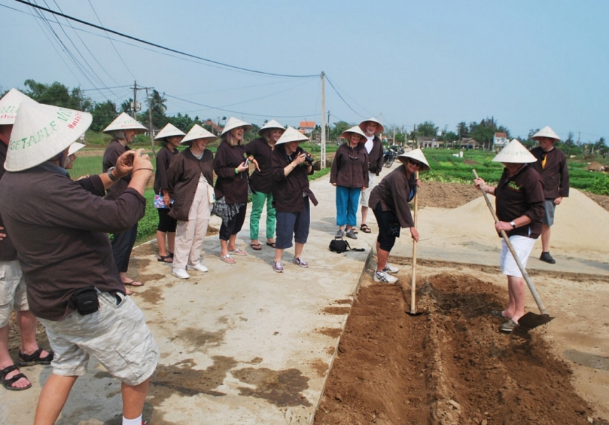 Những “ông Tây” ở làng rau Trà Quế