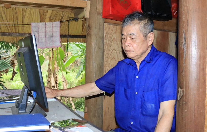 Nghệ nhân Ma Thanh Sợi miệt mài sưu tầm, nghiên cứu văn hoá dân gian Tày. 