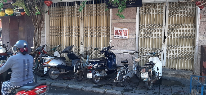 Chưa ai thuê thì mặt bằng cho khách để xe vô chợ