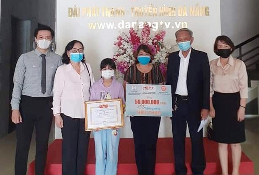 Ông Hà Giang (thứ 2, phải sang) trao thưởng 50 triệu đồng cho Tấm gương hiếu thảo năm 2021. 