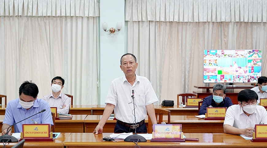 Doanh nhân Doãn Tới đang đề xuất giải pháp tháo gỡ khó khăn tại hội nghị đối thoại doanh nghiệp với chính quyền tỉnh An Giang.