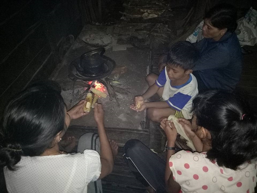 2: Người dân nơi đây vẫn còn rất nhiều khó khăn, khi không có điện, đường, trường, trạm, chợ và sóng viễn thông.