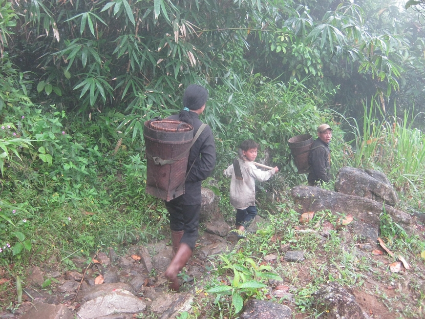 Không có đường ô tô nên giao lưu với bên ngoài là điều hết sức khó khăn ở nơi này.