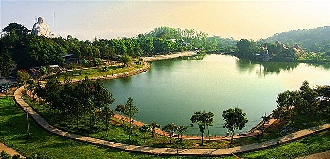 Hồ Thuỷ Liêm - Hồ trên đỉnh núi là nơi thu hút đông du khách tham quan nhất.