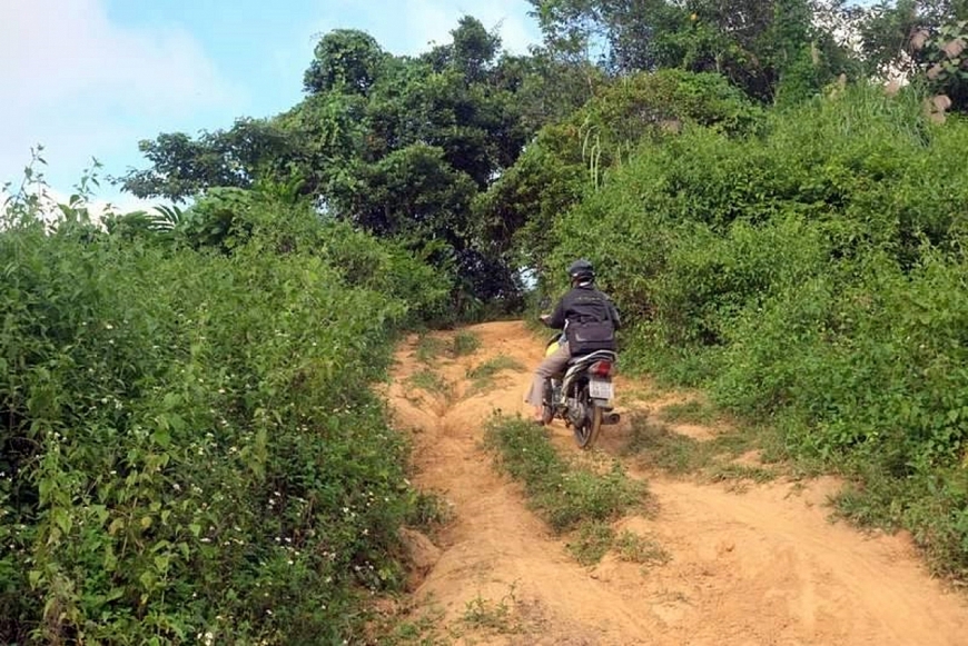 Con đường vào với người Ca Dong ở thôn 3 khó khăn và đầy nguy hiểm.