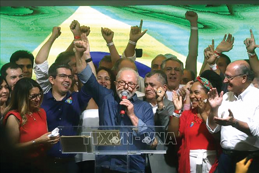 Ứng viên Tổng thống Brazil Luiz Inácio Lula da Silva (giữa, hàng trước) mừng chiến thắng sau khi kết quả bầu cử Tổng thống được công bố, trong cuộc họp báo tại Sao Paulo, tối 30/10/2022