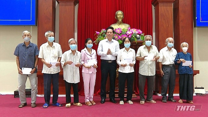 Ông Nguyễn Thành Diệu – Phó Chủ tịch UBND tỉnh trao quà cho Người cao tuổi có hoàn cảnh khó khăn trên địa bàn