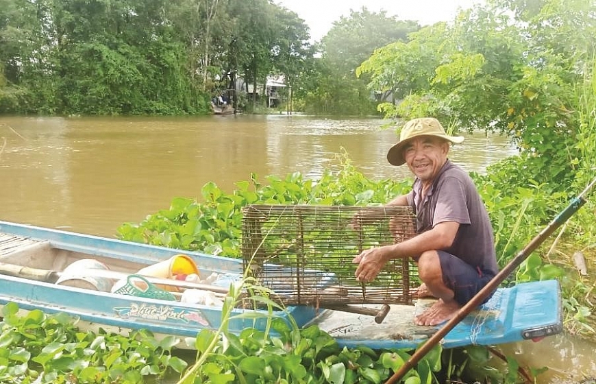 Ông Bùi Thanh Vân 63 tuổi, ở Vĩnh Hậu chuẩn bị dụng cụ đặt lờ lop cá, cua mùa nước nổi. (2)