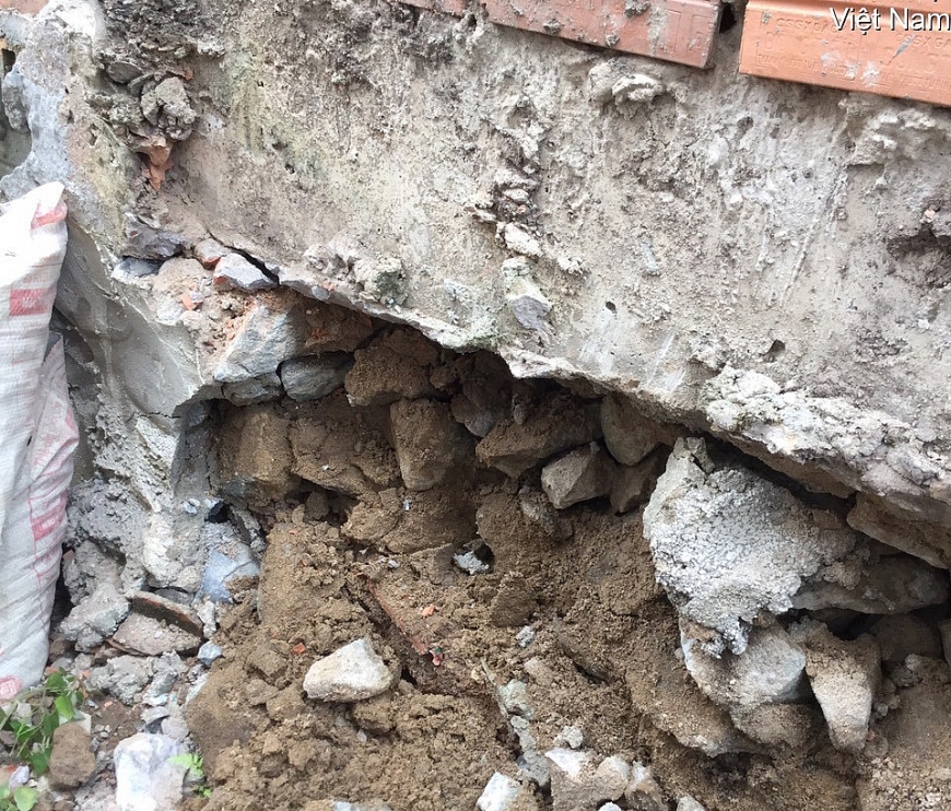 Móng nhà bà Bình bị khoét sâu hàm ếch.