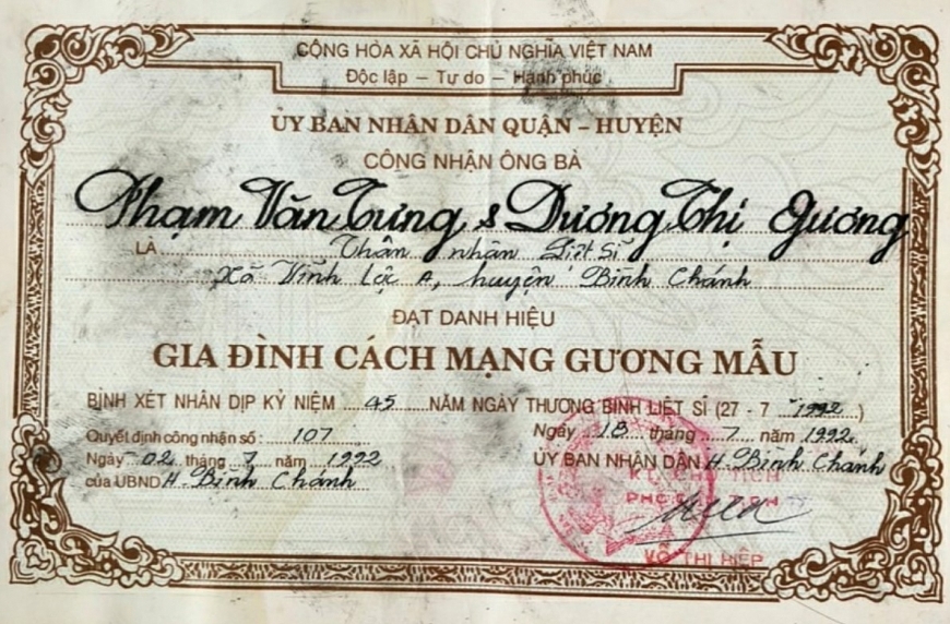 Giấy công nhận gia đình cách mạng gương mẫu.