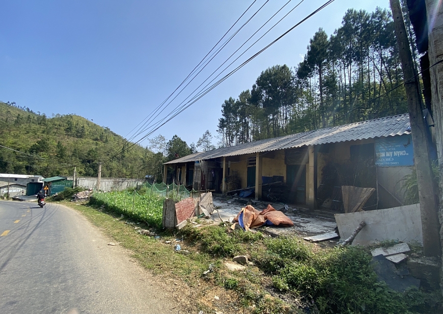     Khu đất gia đình ông Pó cho Trường THCS xã Lũng Cú mượn,       hiện đang bỏ hoang.