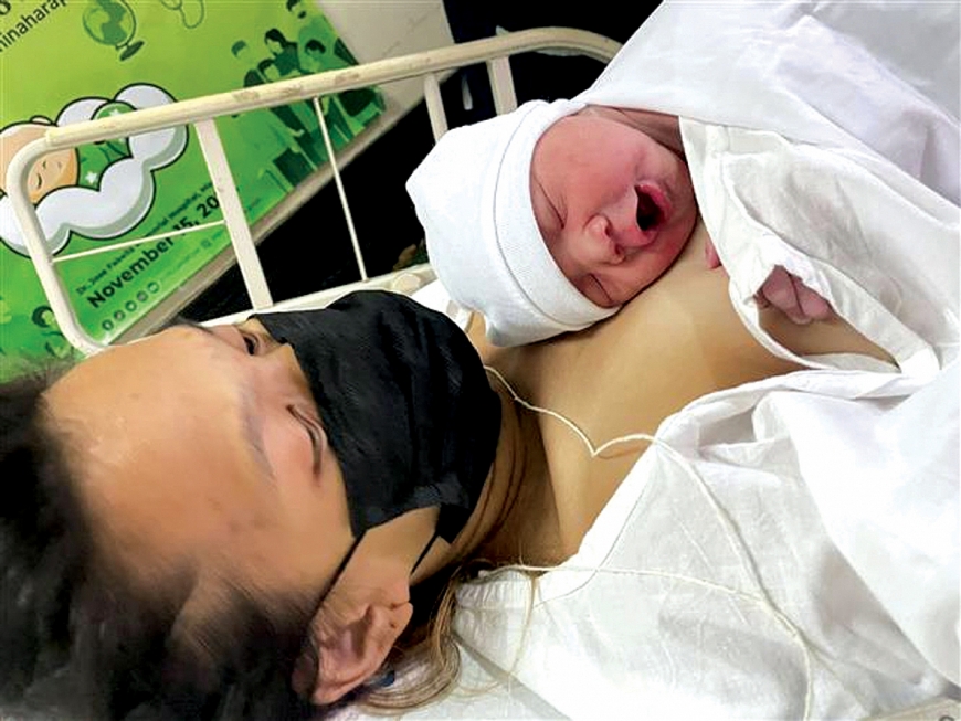 Bé gái người Philippines chào đời lúc 1h29' theo giờ địa phương tại Bệnh viện Tưởng niệm Bác sĩ Jose Fabella, Bệnh viện Phụ sản quốc gia ở thủ đô Manila trở thành công dân thứ 8 tỉ của thế giới.