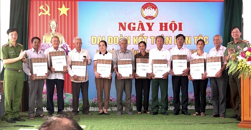 Thứ trưởng Bộ Công an Nguyễn Duy Ngọc và lãnh đạo Công an tỉnh Nam Định tặng quà cho các cá nhân tiêu biểu ở khu dân cư xóm Lâm Phú.