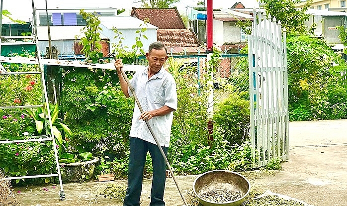 Ông Võ Văn Tây đang phơi thuốc nam. (2)