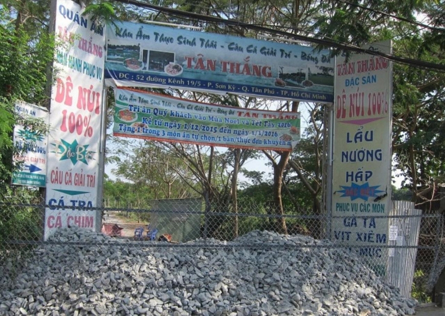 Đường vào hai sân bóng của DNTN Kim Loan thuê, bị đổ đá, dựng hàng rào ngăn chặn.