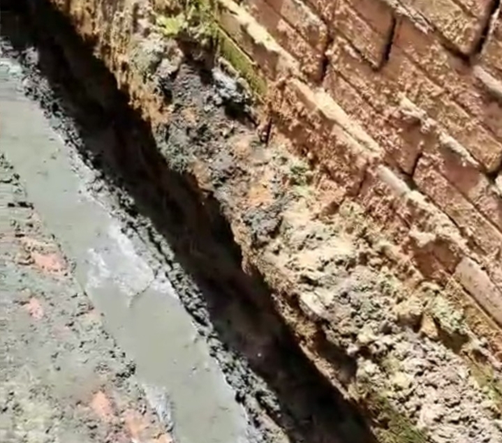 Phần móng nhà bà Bình (phải) bị khoét hàm ếch, sâu 20cm.