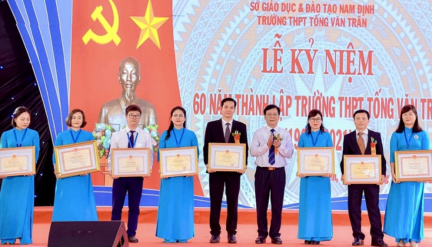 - NGUT Cao Xuân Hùng, Giám đốc Sở Giáo dục - Đào tạo, trao bằng khen của Bộ trưởng Bộ Giáo dục – Đào tạo cho 8 giáo viên có thành tích xuất sắc.