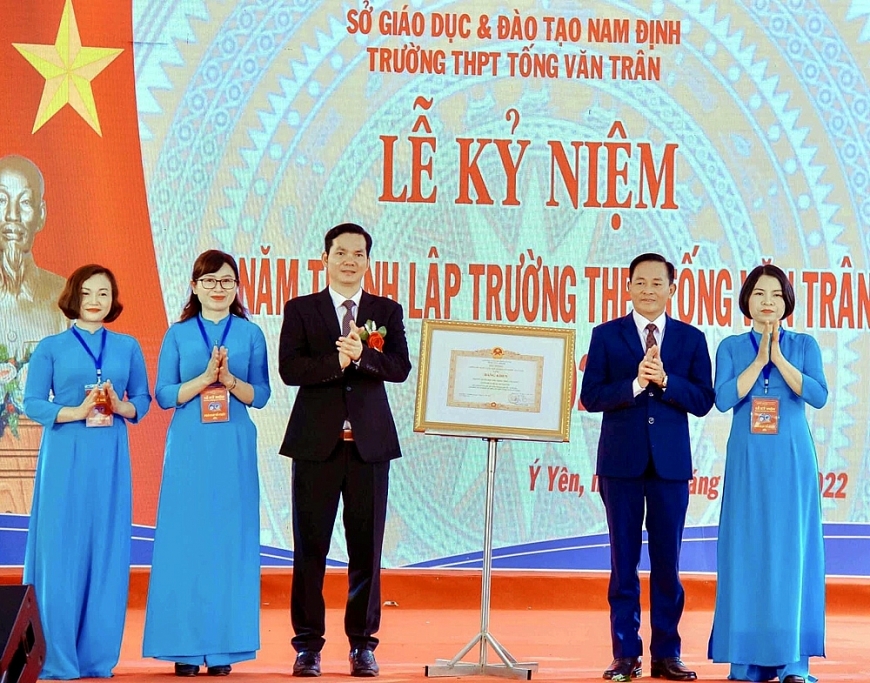 Đồng chí Nguyễn Phùng Hoan, Phó Chủ tịch Thường trực HĐND tỉnh trao Bằng khen của Thủ tướng Chính Phủ.