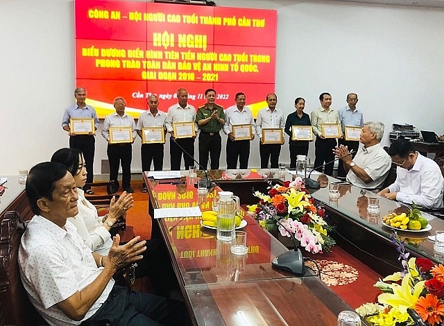 Các cá nhân và tập thể tiêu biểu được Công an TP Cần Thơ tặng Giấy khen
