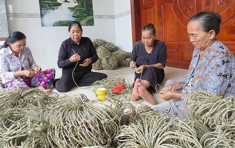 Gia công sản phẩm quai dây lác bảo vệ môi trường tại nhà bà Phấn. 