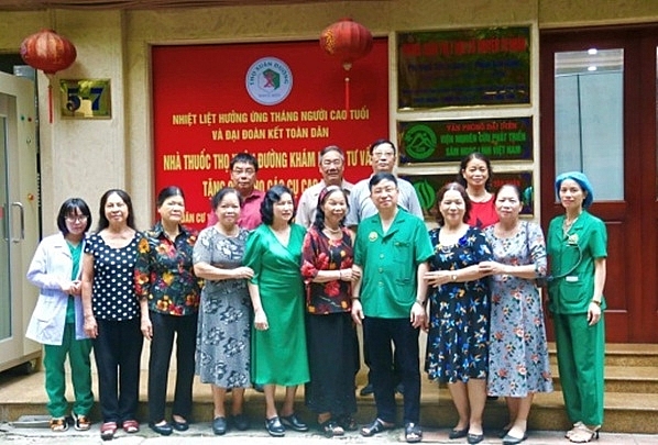 TS. Lương y Phùng Tuấn Giang chụp ảnh lưu niệm cùng NCT.