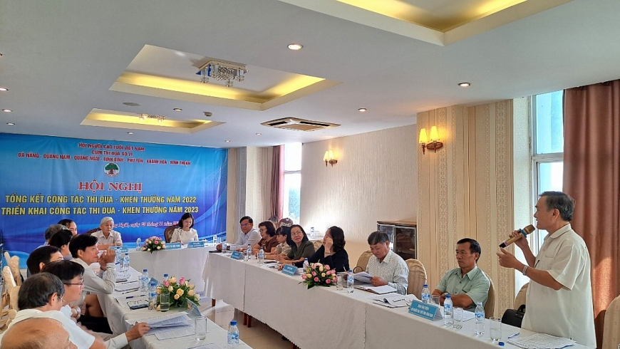 Ông Lê Hồng Vinh, Phó Trưởng ban BĐD Hội NCT tỉnh Quảng Ngãi thông qua dự thảo báo cáo tổng kết thi đua Cụm số VI