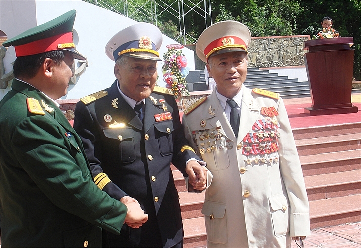 Đại tá Đặng Phi Thưởng ngoài cùng (bên trái).