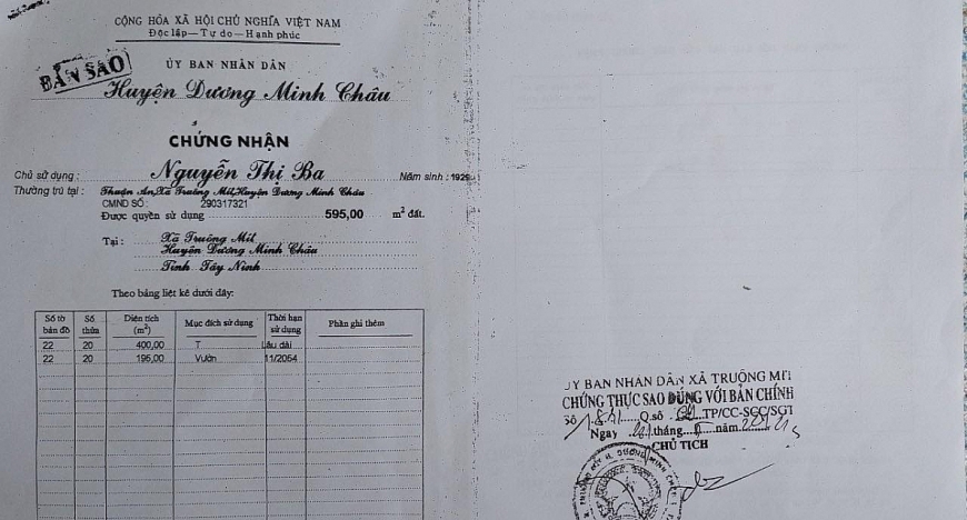 GCNQSDĐ của cụ Nguyễn Thị Ba, thể hiện cấp quyền sử dụng đất trùng phần đất của cụ Đẻn đang sử dụng hợp pháp.