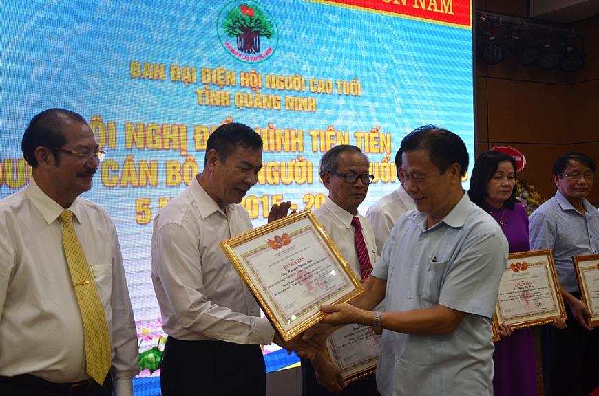 Phó Chủ tịch thường trực Đàm Hữu Đắc, trao Bằng khen của TW Hội cho các điển hình NCT tỉnh Quảng Ninh