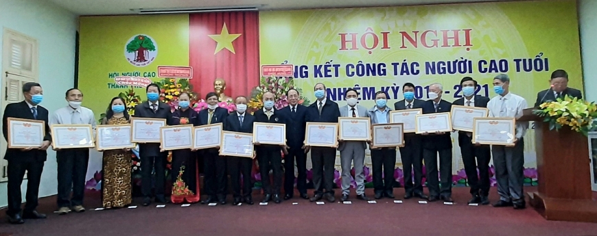 Phó Chủ tịch TƯ Hội trao Bằng khen cho các cá nhân đạt thành tích trong phong trào thi đua “Tuổi cao-Gương sáng”