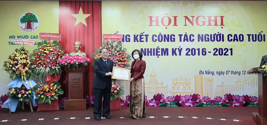 Đại diện lãnh đạo UBND TP.Đà Nẵng trao Bằng khen cho ông Lê Văn Kiện, Ủy viên Thường vụ, Trưởng ban BĐD Hội NCT thành phố