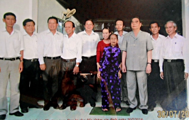 Ông Lê Hồng Anh, Ủy viên Bộ Chính trị (người thứ 3 bên phải) thăm gia đình Bà mẹ VNAH Nguyễn Thị Thi. 