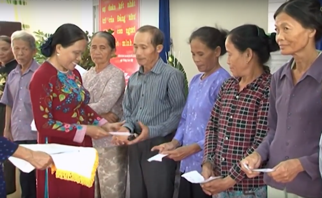 Tặng quà cho người cao tuổi xã Hòa Tiến