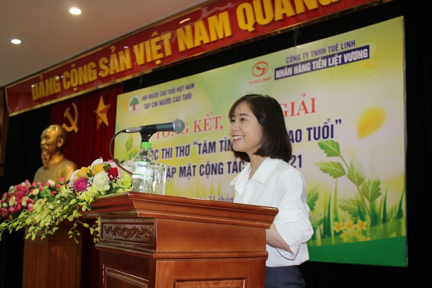 Bà Nguyễn Thị Thập, Đại diện Nhãn hàng Tuệ Linh, nhà tài trợ cuộc thi thơ phát biểu