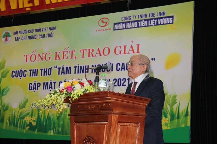 Ông Đinh Văn Hởi, tác giả giành giải Nhất Cuộc thi thơ 2021 phát biểu cảm tưởng