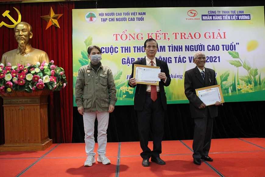 7. Nhà thơ Thế Đức trao giải Khuyến khích cho các tác giả