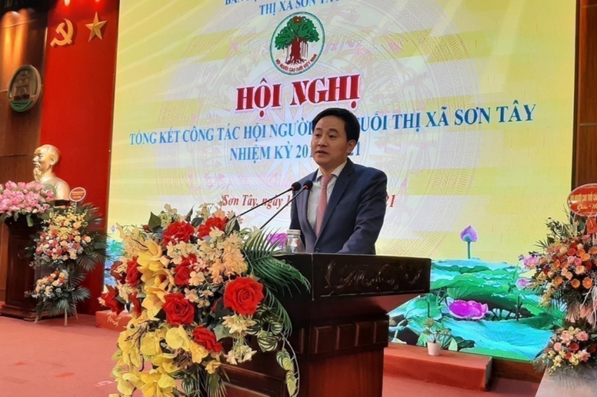 Ông Trần Anh Tuấn, Bí thư Thị ủy Sơn Tây phát biểu tại hội nghị