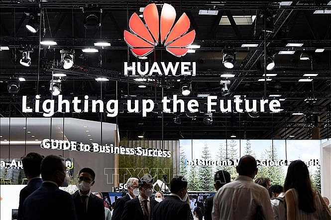 Biểu tượng Huawei tại Triển lãm di động thế giới ở Barcelona, Tây Ban Nha, ngày 29-6-2021