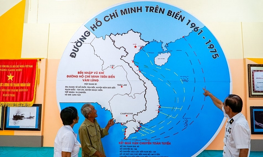 Các cựu binh Đoàn 962 ôn lại truyền thống hào hùng của đơn vị trên lược đồ địa bàn hoạt động của đoàn tàu không số tại nhà trưng bày di tích Bến Vàm Lũng. (2)