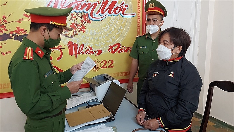 Đại diện Cơ quan CSĐT đọc lệnh tạm giam đối với bà Vân.