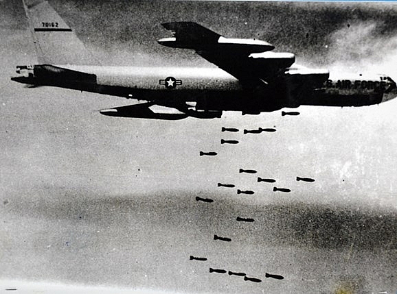 Hàng ngàn lượt máy bay đã thi nhau trút bom xuống Hà Nội. 		     (Nguồn: ie)
