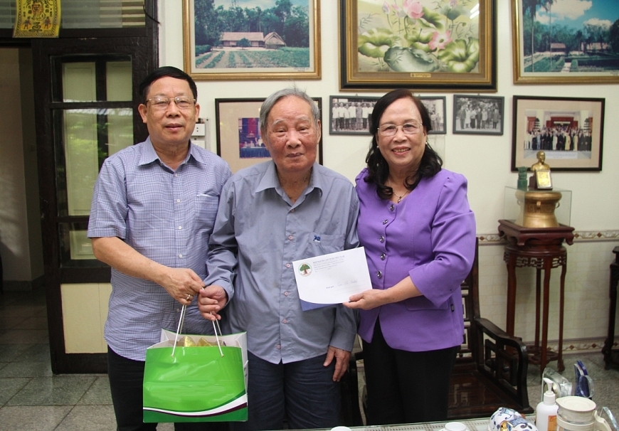Đồng chí Vũ Oanh với Hội Người cao tuổi Việt Nam